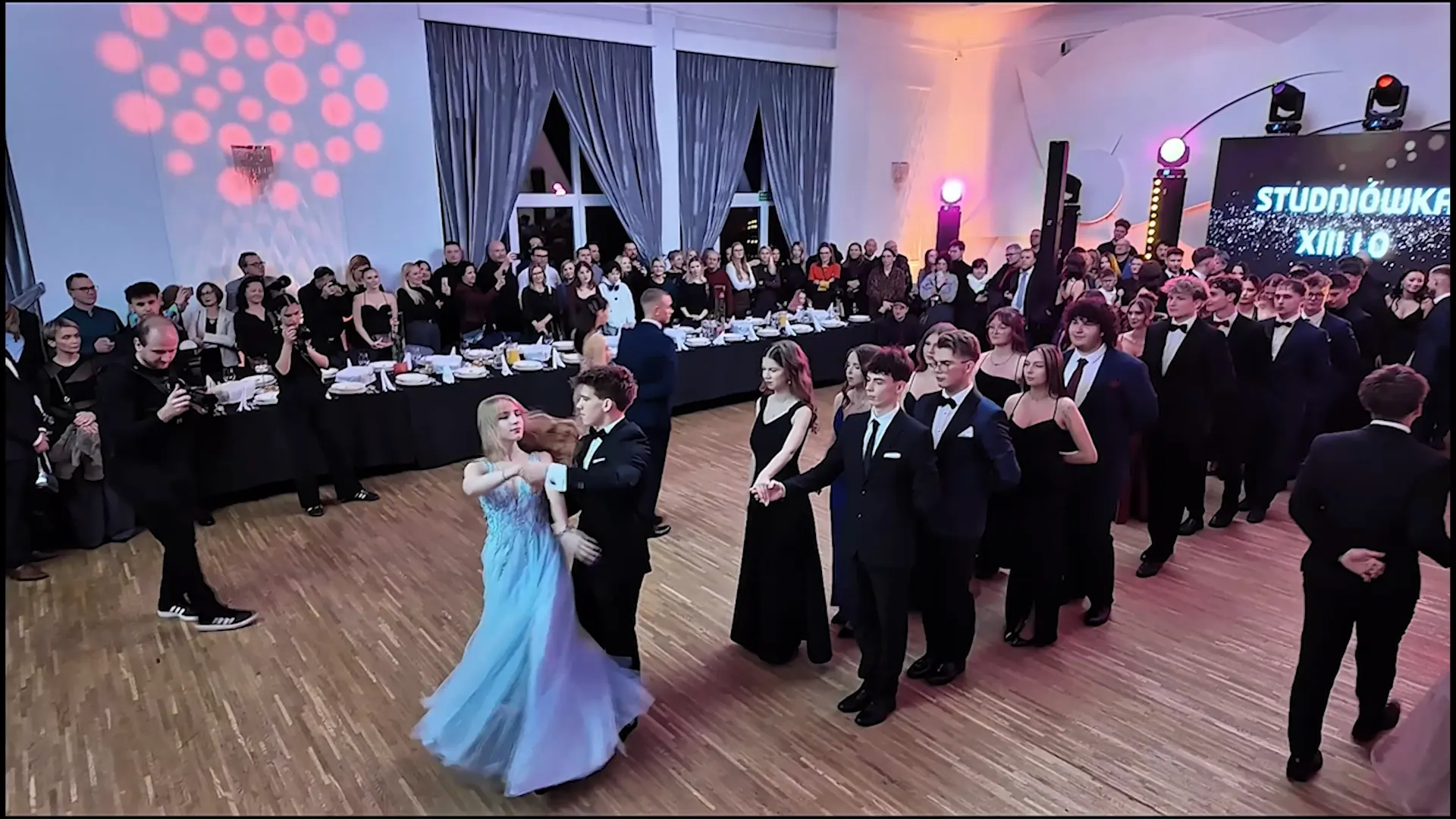Film z części oficjalnej studniówki